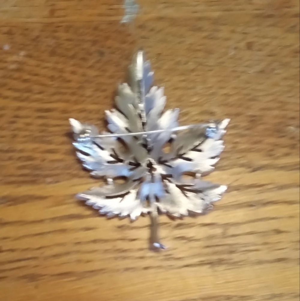 Chic Silver Leaf Brooch